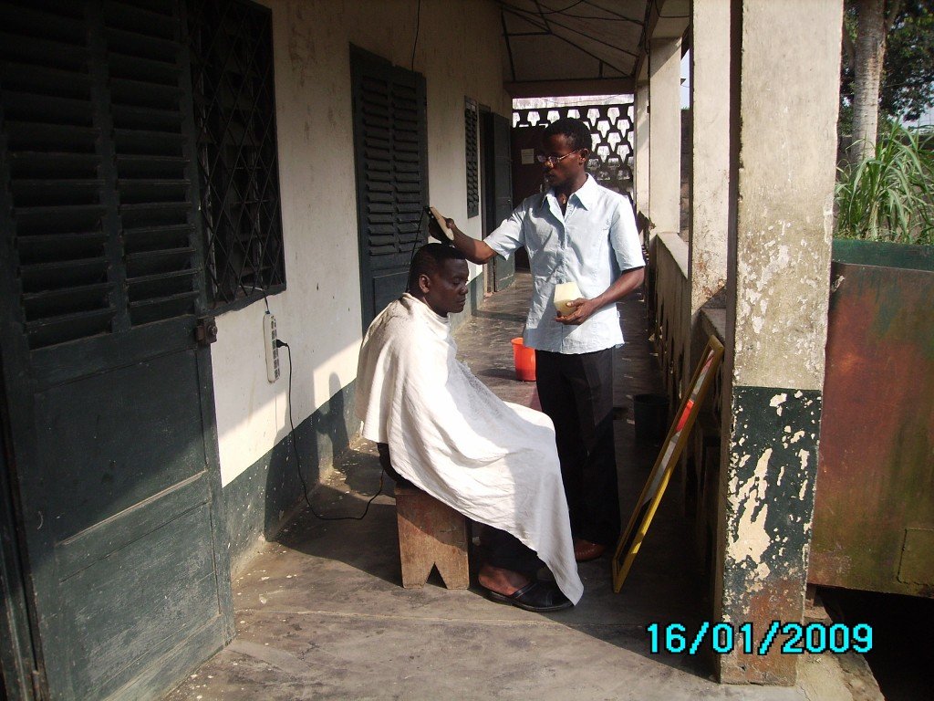 jeune en formation de coiffure