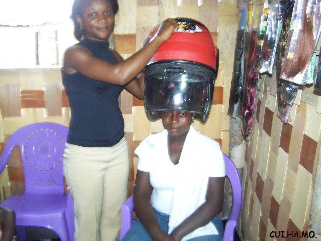 Notre jeune coiffeuse avec l'une de ses premières clientes