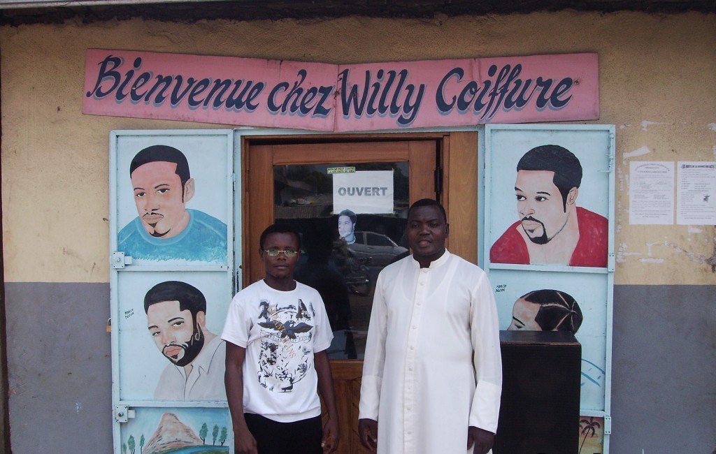 Le jeune diplômé devant son salon